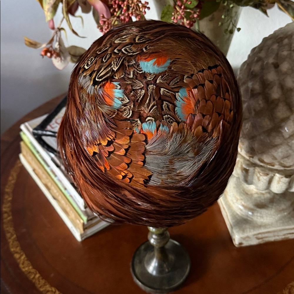 Vintage pheasant feather hat or fascinator from the mid-20th century. - Picture 2 of 4